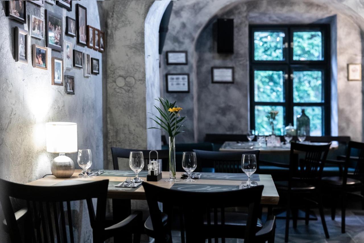 Oliva Hotel Веспрем Экстерьер фото