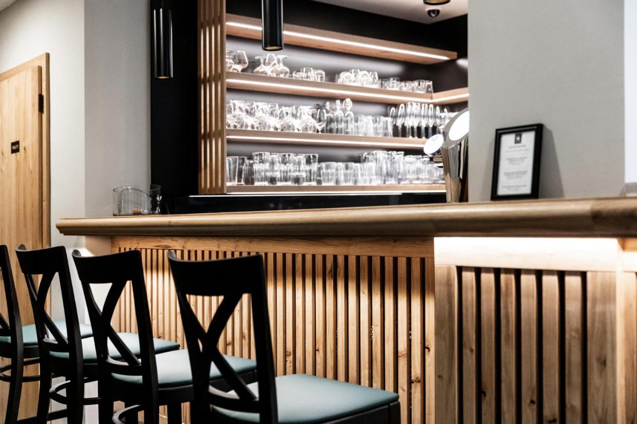 Oliva Hotel Веспрем Экстерьер фото