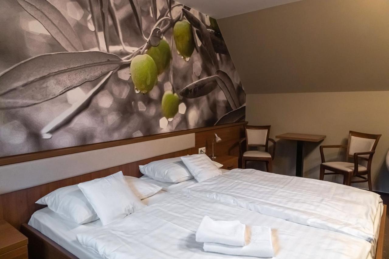 Oliva Hotel Веспрем Экстерьер фото