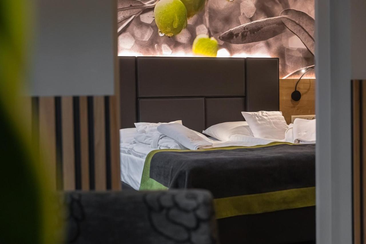 Oliva Hotel Веспрем Экстерьер фото
