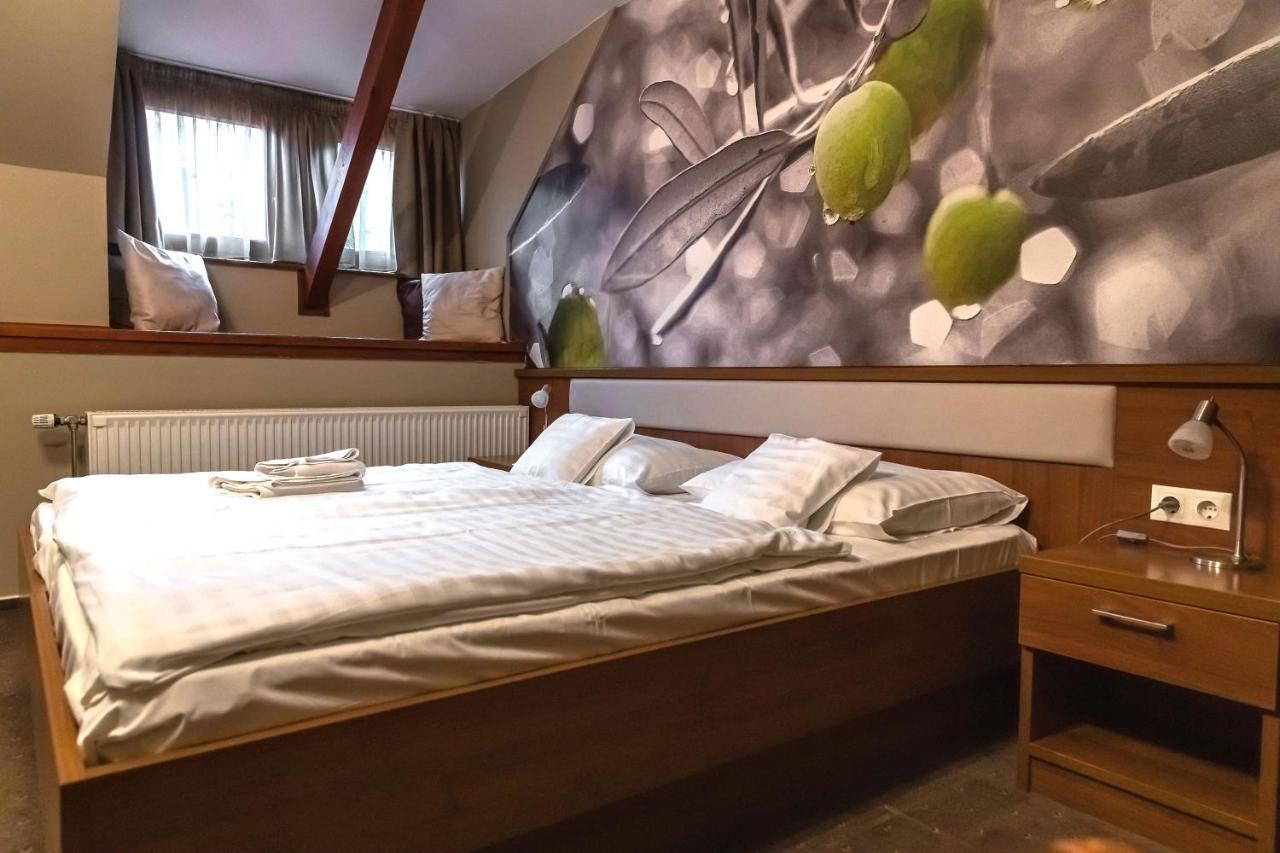 Oliva Hotel Веспрем Экстерьер фото