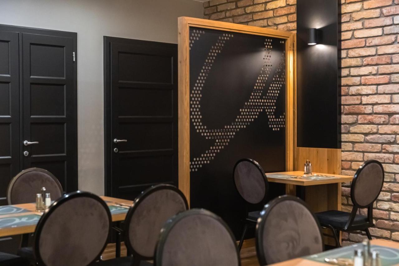 Oliva Hotel Веспрем Экстерьер фото