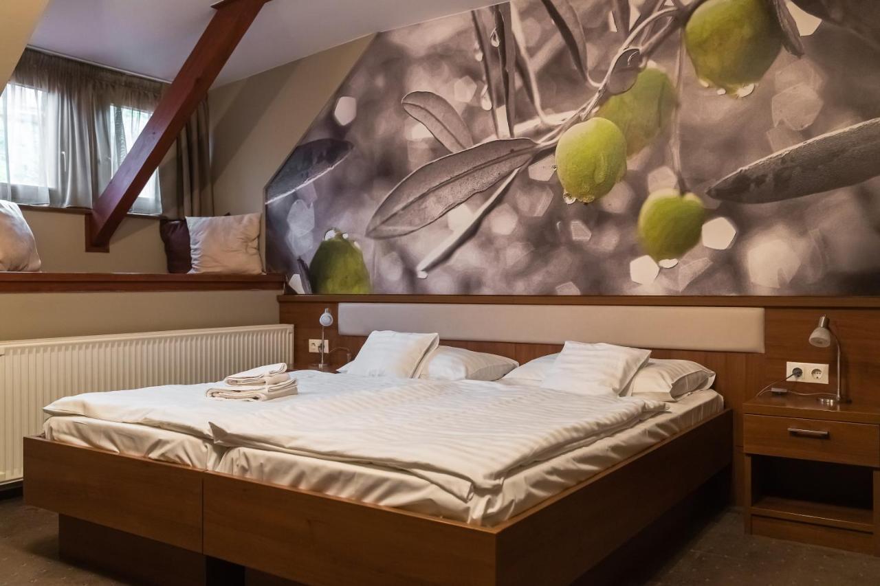 Oliva Hotel Веспрем Экстерьер фото