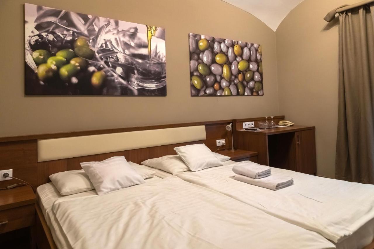 Oliva Hotel Веспрем Экстерьер фото