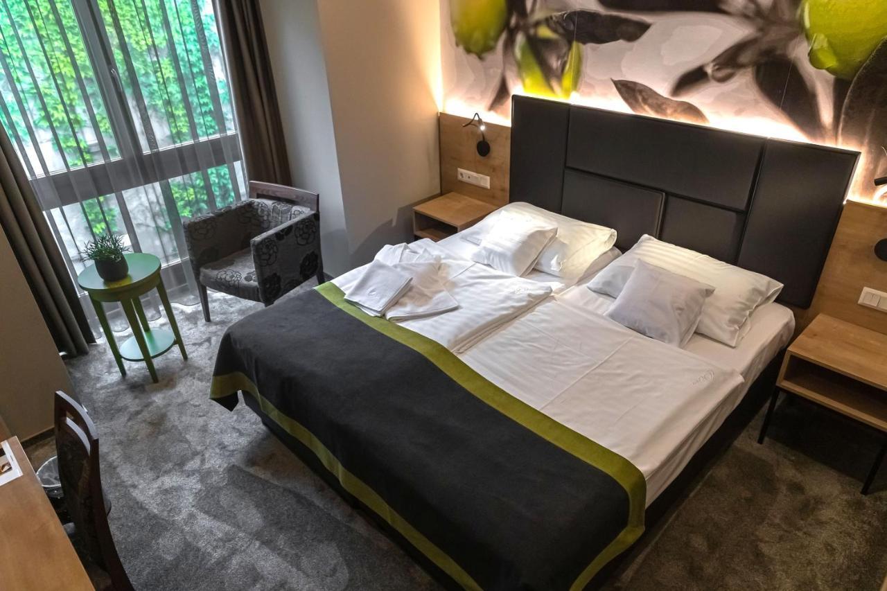 Oliva Hotel Веспрем Экстерьер фото