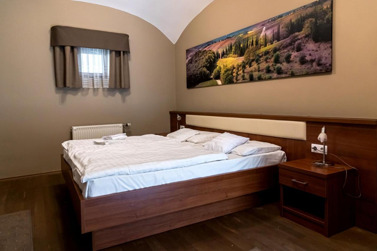 Oliva Hotel Веспрем Экстерьер фото