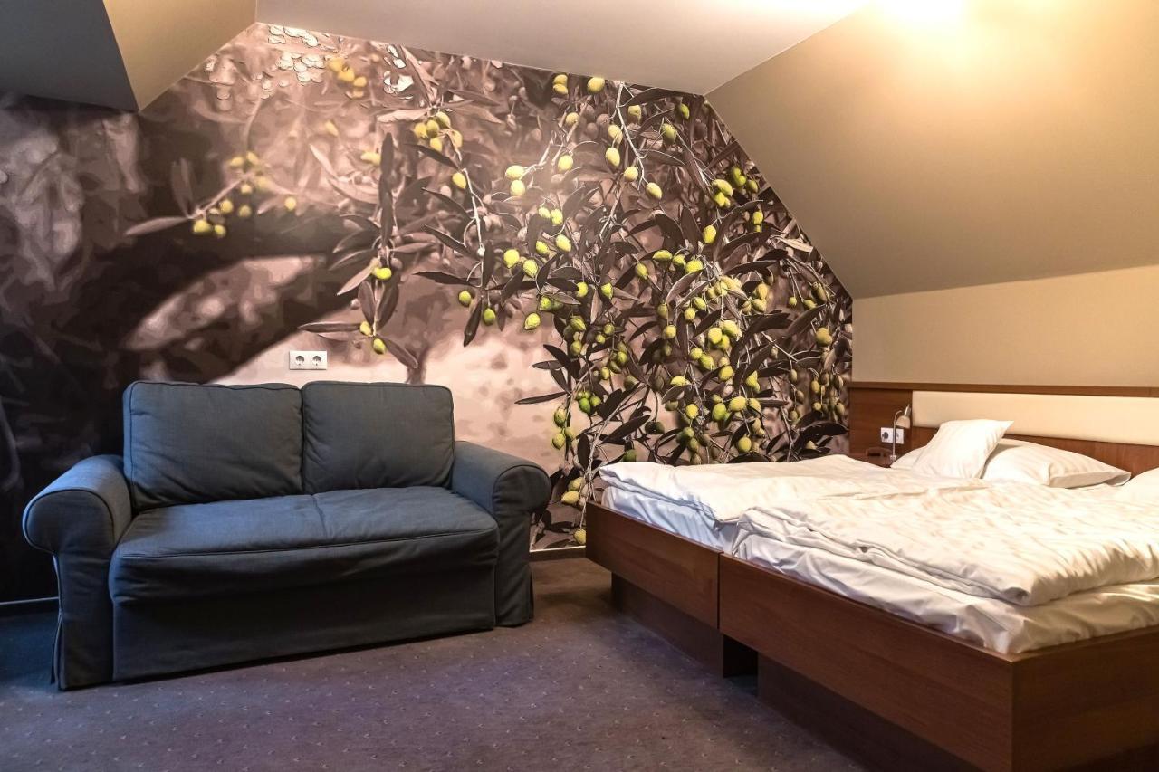 Oliva Hotel Веспрем Экстерьер фото