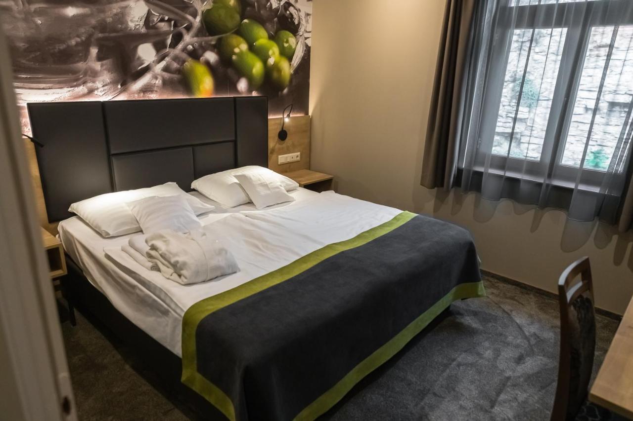 Oliva Hotel Веспрем Экстерьер фото