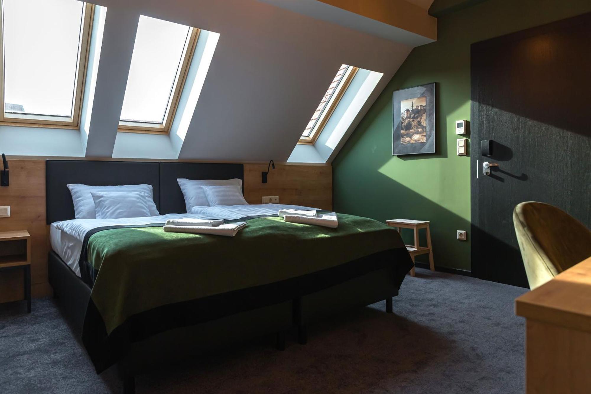 Oliva Hotel Веспрем Экстерьер фото