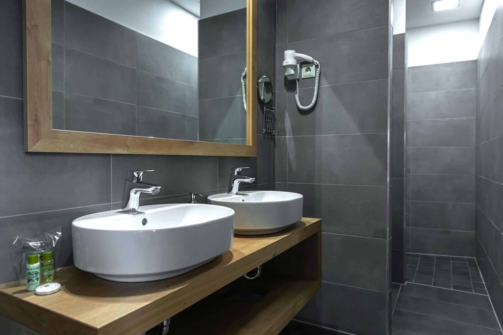 Oliva Hotel Веспрем Экстерьер фото