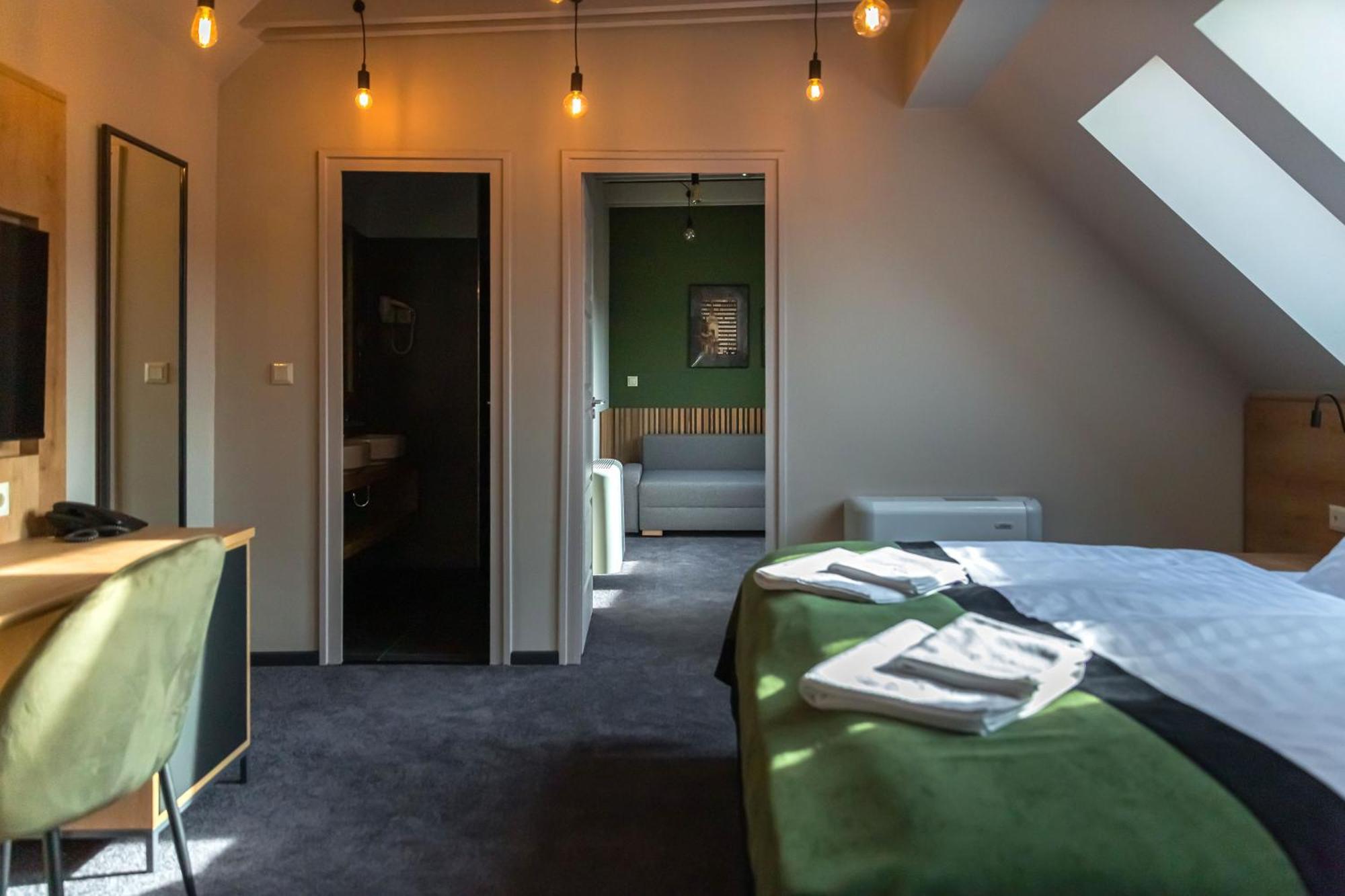 Oliva Hotel Веспрем Экстерьер фото