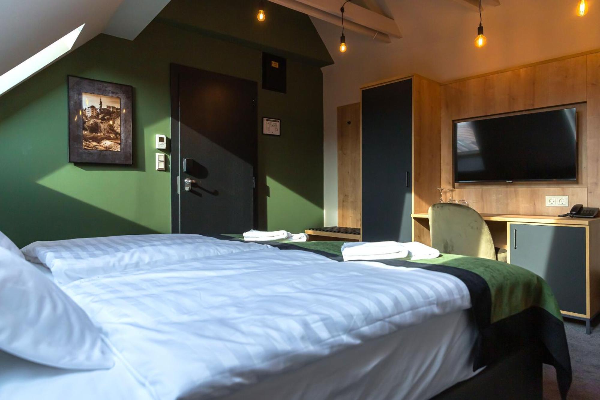 Oliva Hotel Веспрем Экстерьер фото