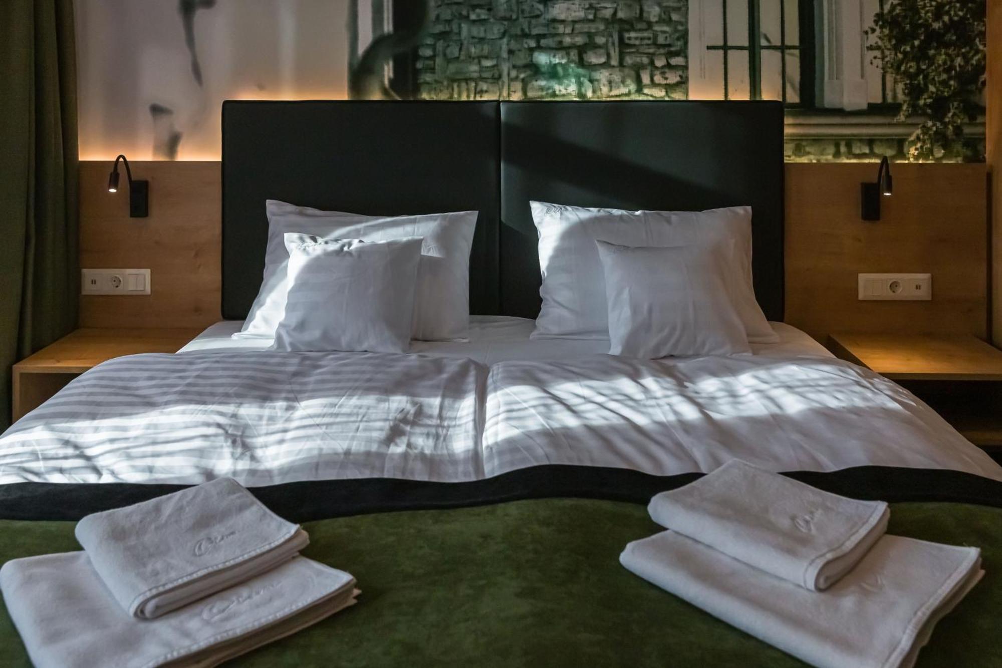 Oliva Hotel Веспрем Экстерьер фото