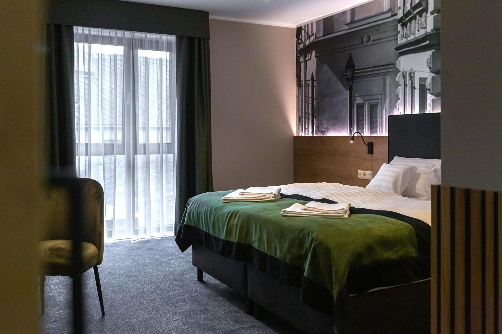 Oliva Hotel Веспрем Экстерьер фото